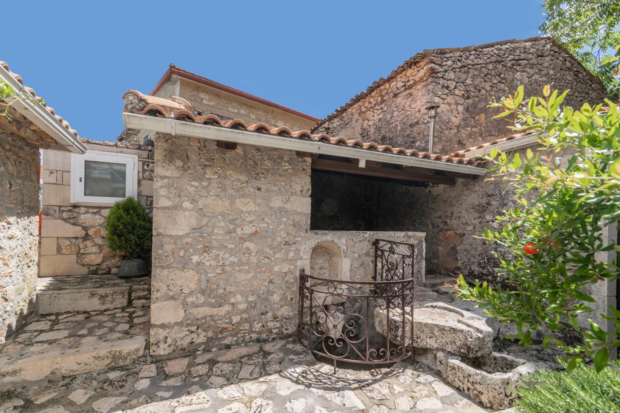 Villa Callisto- Elegant Restored Villa With Pool Yírion Екстериор снимка