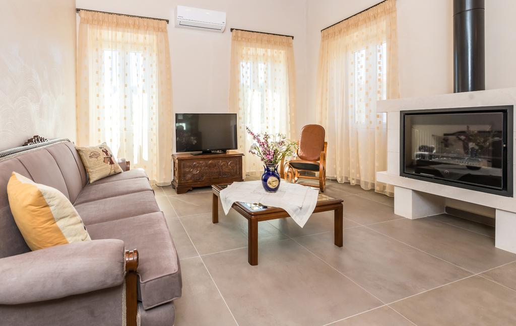 Villa Callisto- Elegant Restored Villa With Pool Yírion Екстериор снимка