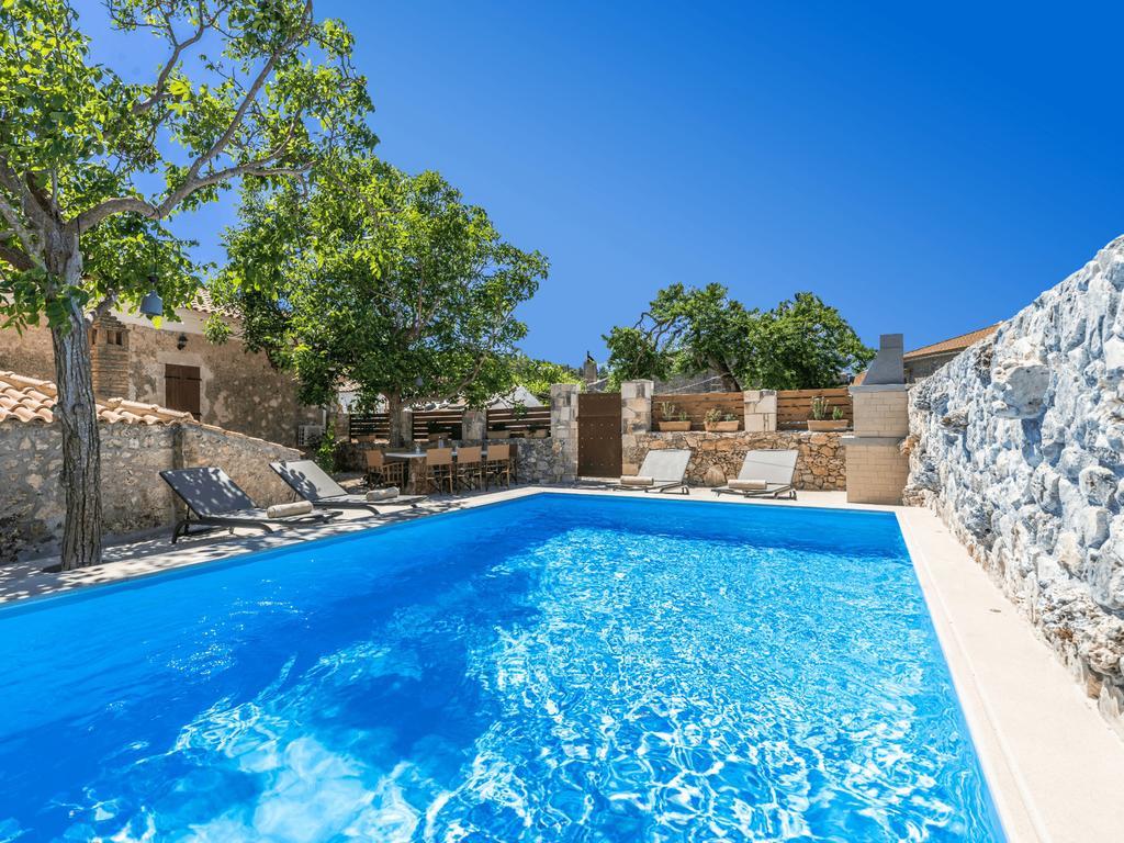 Villa Callisto- Elegant Restored Villa With Pool Yírion Екстериор снимка